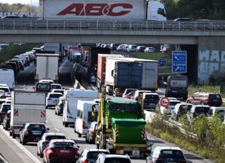 Stoßstange an Stoßstange: So könnte für viele der Weg ins lange Himmelfahrts-Wochenende beginnen. (Symbolbild)