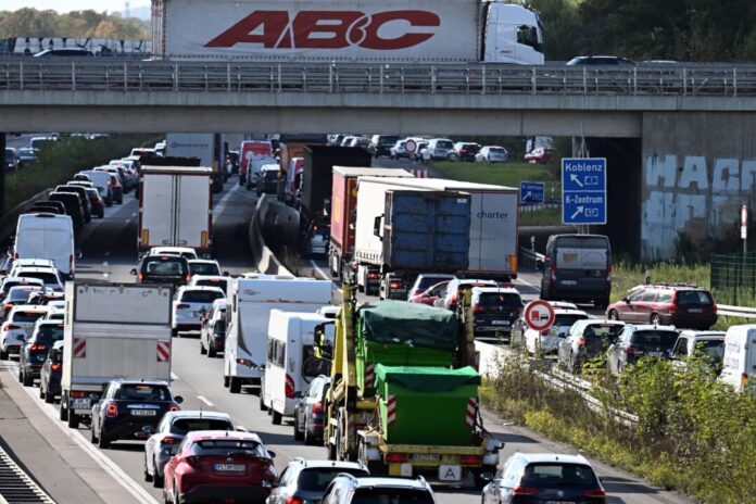 Verkehr in Nordrhein-Westfalen Stoßstange an Stoßstange: So könnte für viele der Weg ins lange Himmelfahrts-Wochenende beginnen. (Symbolbild)