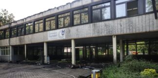 Stumme Zeugen der Verwüstung: Die zwei Schulen sind für Schülerinnen und Schüler nicht mehr nutzbar.