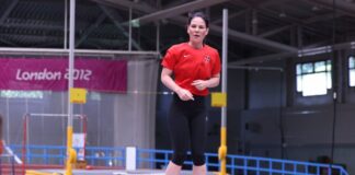 Bevor Ex-Außenministerin Annalena Baerbock undiplomatische Fragen beantwortet, zeigt sie lieber körperlichen Einsatz. So wie hier im vergangenen Jahr beim Besuch des TSV Bayer 04 Leverkusen. (Archivbild)