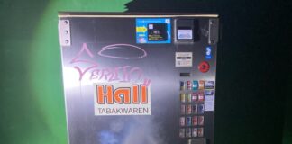 Ein Unbekannter hatte versucht, diesen Zigarettenautomaten in Hilden zu sprengen. Foto: Polizei