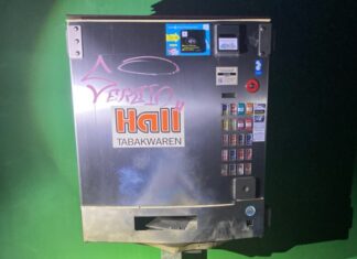 Ein Unbekannter hatte versucht, diesen Zigarettenautomaten in Hilden zu sprengen. Foto: Polizei