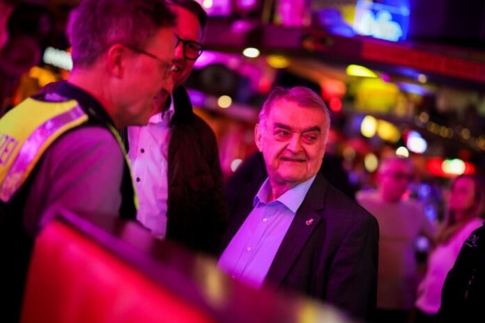 Razzia im Clan- und Rockermilieu in NRW NRW-Innenminister Herbert Reul steht bei der Kontrolle eines Diskothekenbetriebs im Lokal.