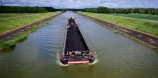 Mit 2.500 Tonnen Kohle an Bord fährt die «Niedersachsen 2» ferngesteuert durch den Elbe-Seitenkanal. Der Kapitän sitzt 400 Kilometer entfernt.
