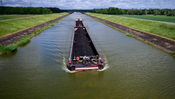 Ferngesteuertes Binnenschiff «Niedersachsen 2» Mit 2.500 Tonnen Kohle an Bord fährt die «Niedersachsen 2» ferngesteuert durch den Elbe-Seitenkanal. Der Kapitän sitzt 400 Kilometer entfernt.