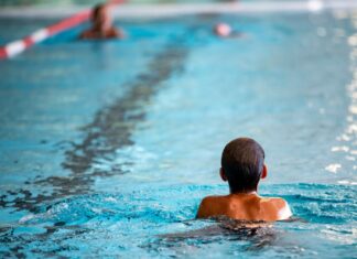 Nur etwa die Hälfte der Kinder schwimmen nach der Grundschulzeit sicher, beklagt der Schwimmverband NRW