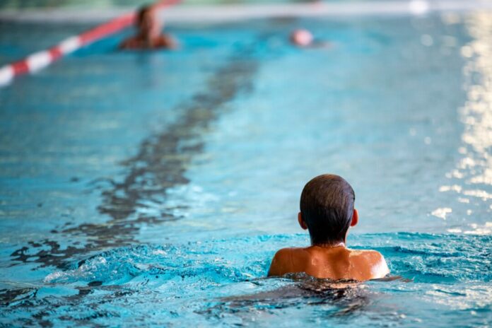Nur etwa die Hälfte der Kinder schwimmen nach der Grundschulzeit sicher, beklagt der Schwimmverband NRW