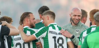 Preußen Münsters Teamchef Christian Pander (r) glaubt an den direkten Klassenerhalt. 