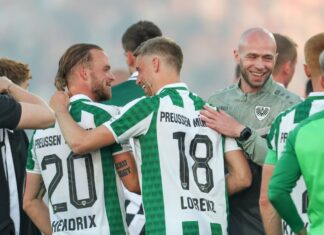 Preußen Münsters Teamchef Christian Pander (r) glaubt an den direkten Klassenerhalt. 