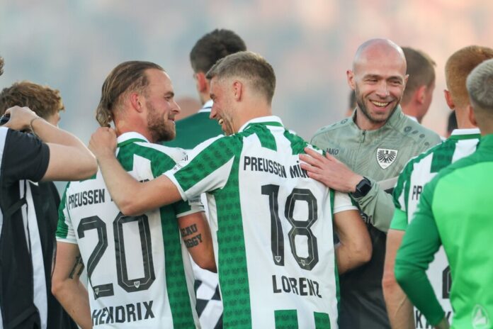 Preußen Münsters Teamchef Christian Pander (r) glaubt an den direkten Klassenerhalt. 