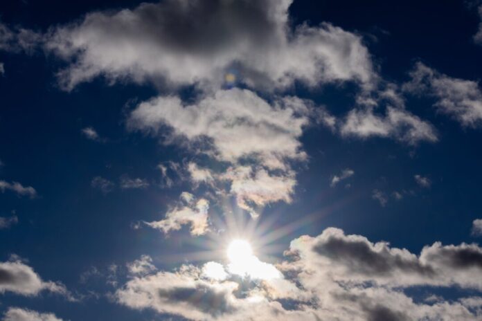 Zum Ende der Woche soll es sommerlich warm werden. (Symbolbild)