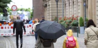 In den nächsten Tagen bleibt es in Nordrhein-Westfalen nass. (Symbolbild)