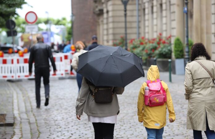 In den nächsten Tagen bleibt es in Nordrhein-Westfalen nass. (Symbolbild)