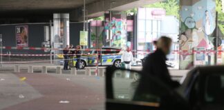 In der Bielefelder Innenstadt soll ein Mann mehrere Menschen verletzt haben. 