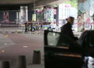 In der Bielefelder Innenstadt soll ein Mann mehrere Menschen verletzt haben. 