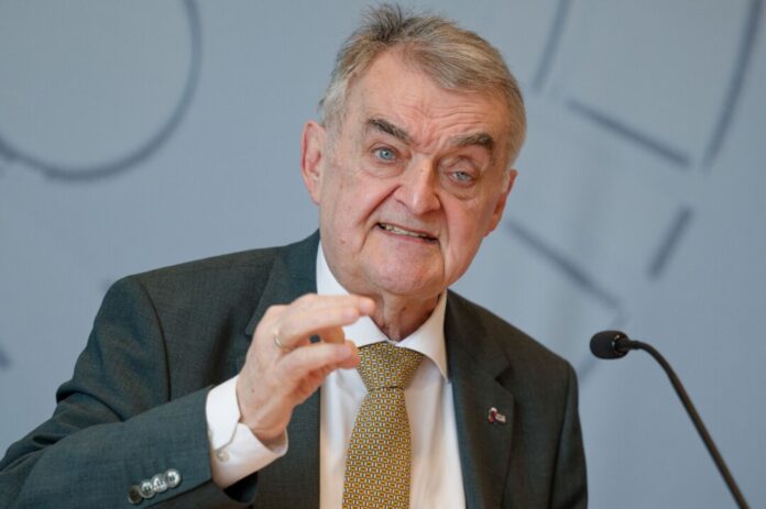 NRW-Innenminister Herbert Reul (CDU) legte Zahlen zu Tötungsdelikten mit Schusswaffen vor. (Archivbild)
