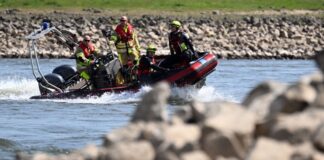 Die Feuerwehr suchte mit mehreren Booten nach dem Vermissten. (Symbolbild)