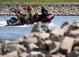Die Feuerwehr suchte mit mehreren Booten nach dem Vermissten. (Symbolbild)