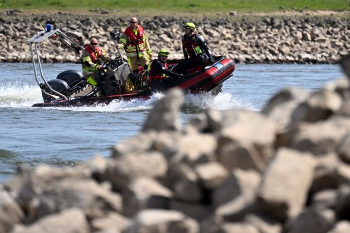 Feuerwehrübung auf dem Rhein Die Feuerwehr suchte mit mehreren Booten nach dem Vermissten. (Symbolbild)