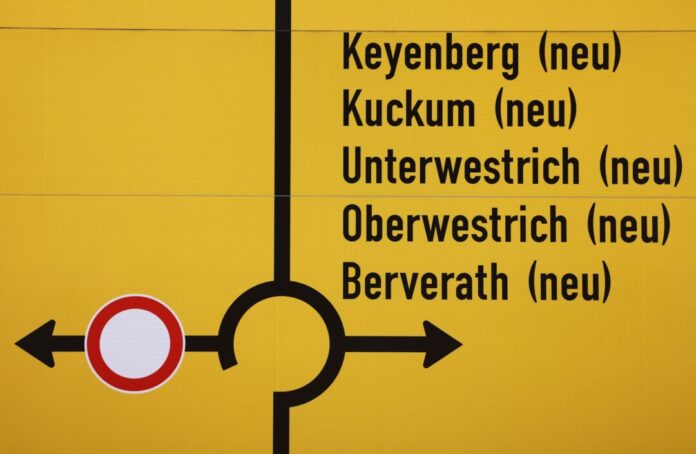 Nach dem vorgezogenen Ausstieg aus Förderung und Verstromung von Braunkohle steht für die fünf vor dem Abbaggern geretteten Dörfer am Tagebau Garzweiler eine Entscheidung über die künftigen Ortsnamen bevor. 