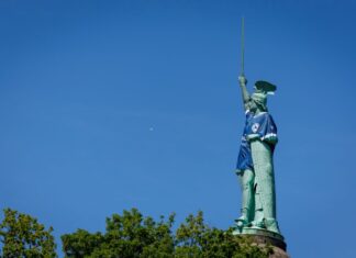 Das Hermannsdenkmal ist nun in ungewohntem Outfit zu sehen.