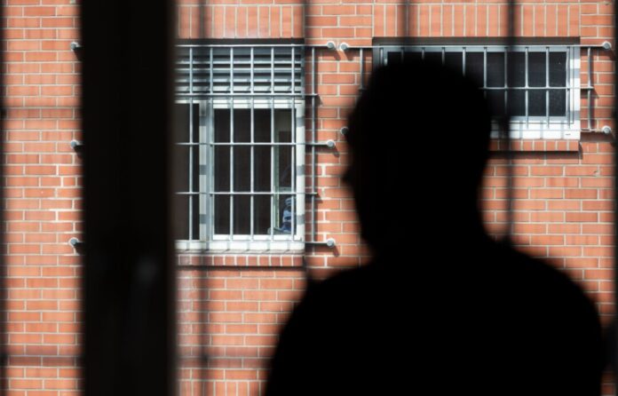 Pensionäre als Aufpasser für die Abschiebehaft Ohne reaktivierte Ruheständler geht es künftig nicht mehr im Ausreisegewahrsam. (Symbolbild)