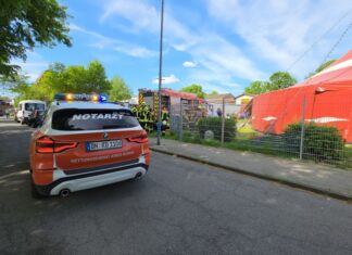 Bei der Vorführung eines Feuerschluckers geriet das Zelt in Brand.
