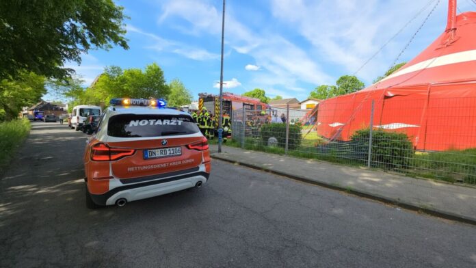 Bei der Vorführung eines Feuerschluckers geriet das Zelt in Brand.