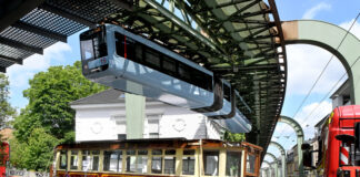 Der Kaiserwagen wird mit einem Tieflader angeliefert. Foto: Bettina Osswald