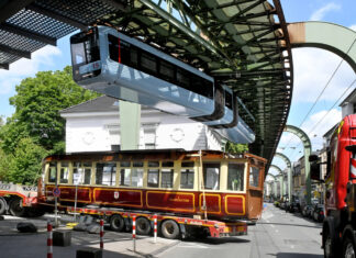 Der Kaiserwagen wird mit einem Tieflader angeliefert. Foto: Bettina Osswald