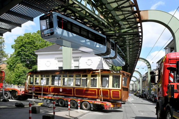 Der Kaiserwagen wird mit einem Tieflader angeliefert. Foto: Bettina Osswald