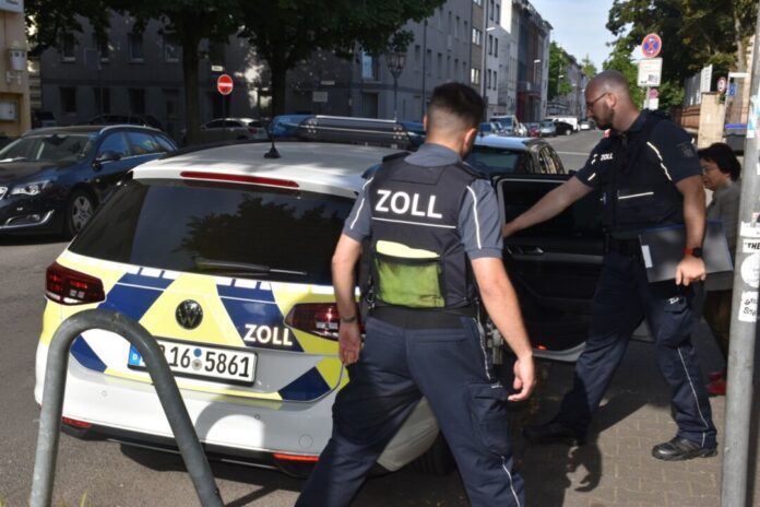 Die Ermittler rückten wegen des Verdachts auf Schwarzarbeit und Steuerbetrug aus. 