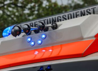 Nach einem Unfall mit fünf beteiligten Autos auf der A448 in Bochum sind drei Menschen in Krankenhäuser gebracht worden. 