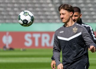 Mittelfeldstratege Angelo Stiller war nach seiner Bänderverletzung beim Abschlusstraining des VfB Stuttgart im Berliner Olympiastadion dabei.
