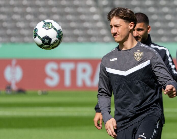 Vor dem DFB-Pokalfinale - Training VfB Stuttgart Mittelfeldstratege Angelo Stiller war nach seiner Bänderverletzung beim Abschlusstraining des VfB Stuttgart im Berliner Olympiastadion dabei.