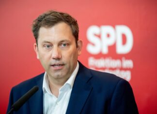 In der traditionellen «Malocherstadt» Duisburg hat SPD-Chef Lars Klingbeil an der Parteibasis in Nordrhein-Westfalen möglicherweise seine erste Feuerprobe seit seinem Amtsantritt als Vizekanzler zu bestehen. (Archivbild)