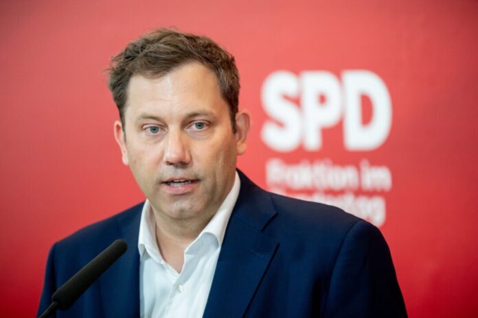 Klingbeil diskutiert mit SPD-Basis in NRW In der traditionellen «Malocherstadt» Duisburg hat SPD-Chef Lars Klingbeil an der Parteibasis in Nordrhein-Westfalen möglicherweise seine erste Feuerprobe seit seinem Amtsantritt als Vizekanzler zu bestehen. (Archivbild)