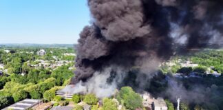 Nach dem Ausbruch eines großen Feuers in einem Schulzentrum in Erkrath bei Düsseldorf kämpfen Einsatzkräfte weiterhin gegen den Brand.