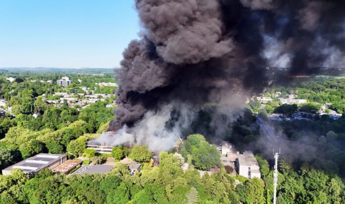 Feuer in Schulzentrum in Erkrath Nach dem Ausbruch eines großen Feuers in einem Schulzentrum in Erkrath bei Düsseldorf kämpfen Einsatzkräfte weiterhin gegen den Brand.