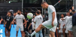 Lukas Podolski freut sich über den Aufstieg des 1. FC Köln