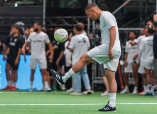 Lukas Podolski freut sich über den Aufstieg des 1. FC Köln