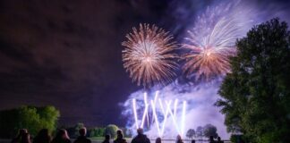Blitz und Donner verursachten eine Unterbrechung beim Festival "Rhein in Flammen". (Archivbild)