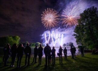 Blitz und Donner verursachten eine Unterbrechung beim Festival "Rhein in Flammen". (Archivbild)