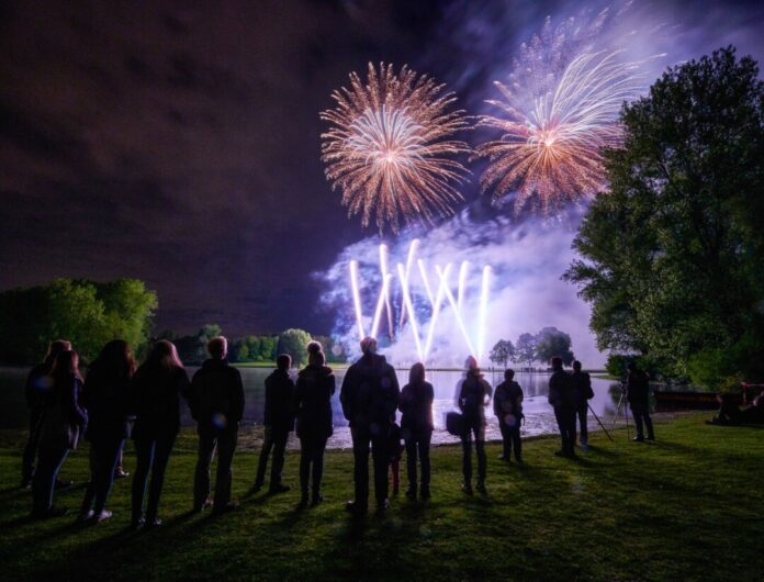 Blitz und Donner verursachten eine Unterbrechung beim Festival "Rhein in Flammen". (Archivbild)