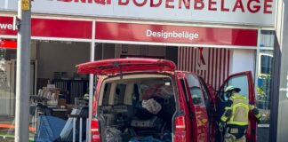 Bei einem Unfall ist in Solingen ein Kleintransporter von der Straße abgekommen. 