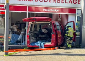 Bei einem Unfall ist in Solingen ein Kleintransporter von der Straße abgekommen. 