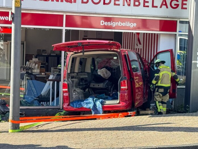 Bei einem Unfall ist in Solingen ein Kleintransporter von der Straße abgekommen. 