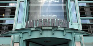 Nacht der Bluttat nahe dem Amtsgericht in Kerpen wird ein 39-jähriger Mann aus Wuppertal gesucht.