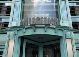 Nacht der Bluttat nahe dem Amtsgericht in Kerpen wird ein 39-jähriger Mann aus Wuppertal gesucht.