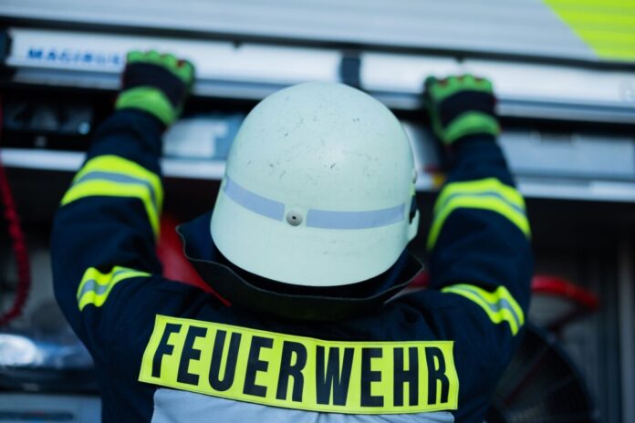 Bei einem Brand im Dachstuhl eines Mehrfamilienhauses in Warburg (Kreis Höxter) sind fünf Menschen leicht verletzt worden.